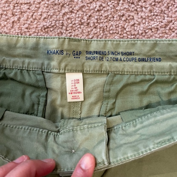 GAP KHAKIS Mid-rise Green Girlfriend Short - Picture 3 of 9